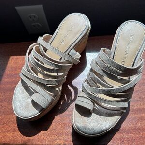 DONALD PLINER Ithaca Leather Platform Wedge Platinum Metallic Platino - Size 7.5